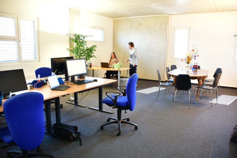 Gemeinschaftsbüro im Coworking Space Ermatingen mit Schreibtischen und blauen Bürostühlen
